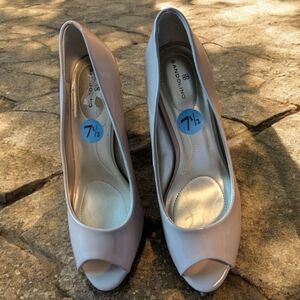 Bandolino nude, beige peep toe heels size 7 1/2, New without box, see notes
